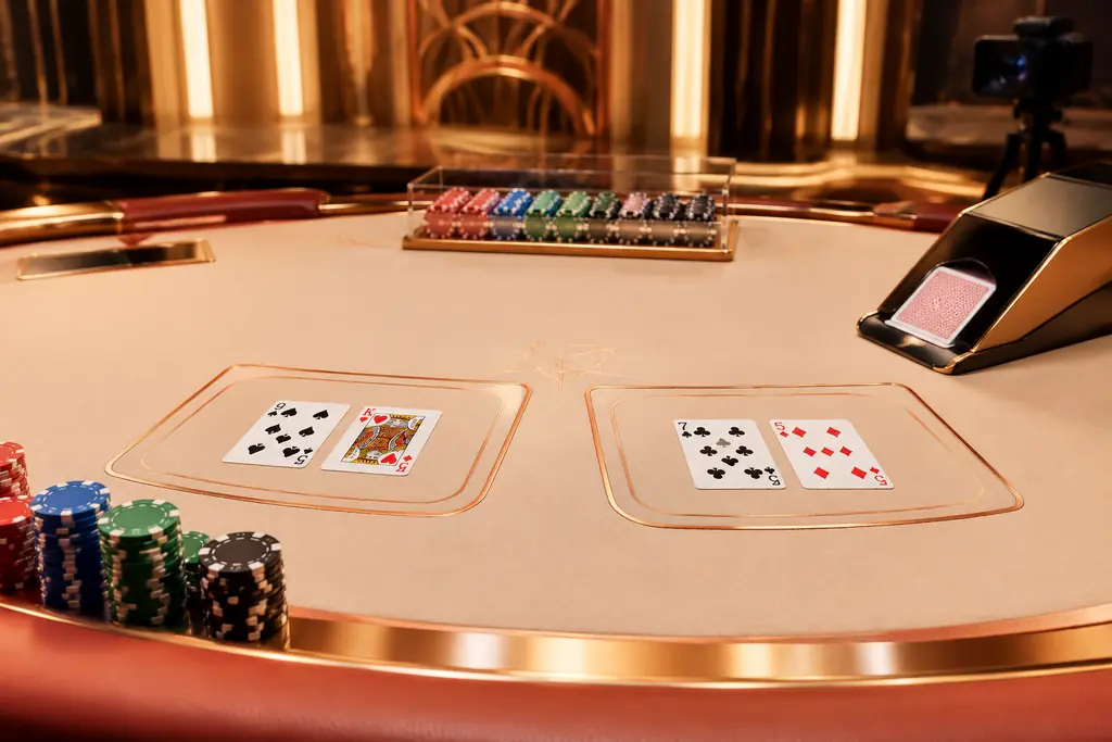 Meja baccarat dengan kartu dan chip di studio kasino berwarna koral